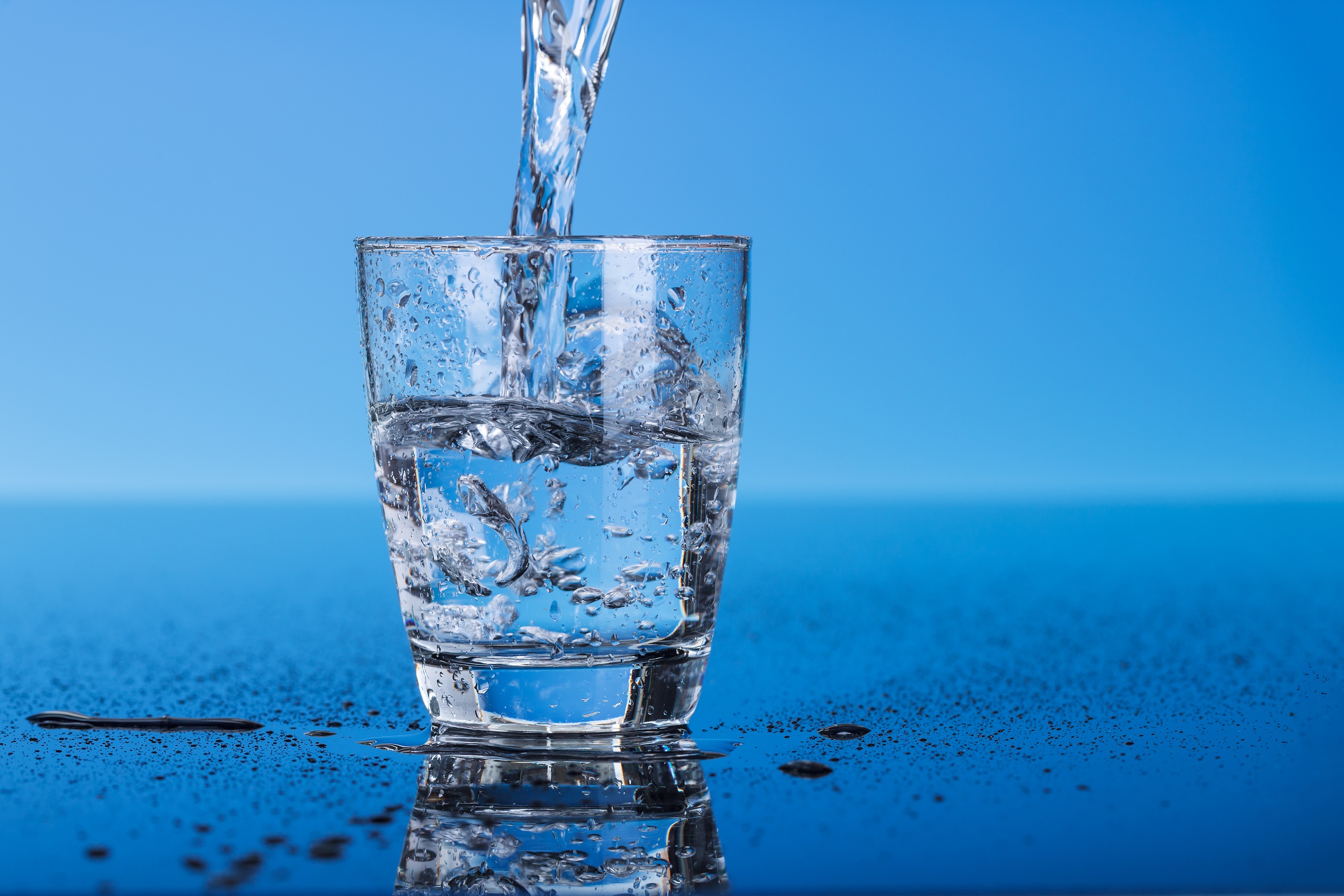 Налить в стакан половину воды. Вода. Чистая вода. Стакан воды. Вода фото.